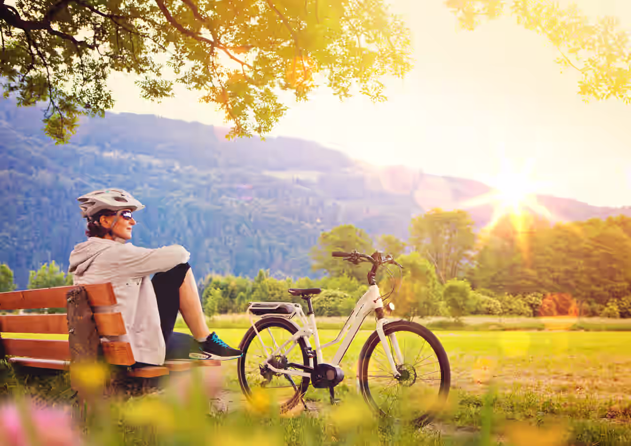 Eine Frau auf Tour mit ihrem E-Bike im Urlaub