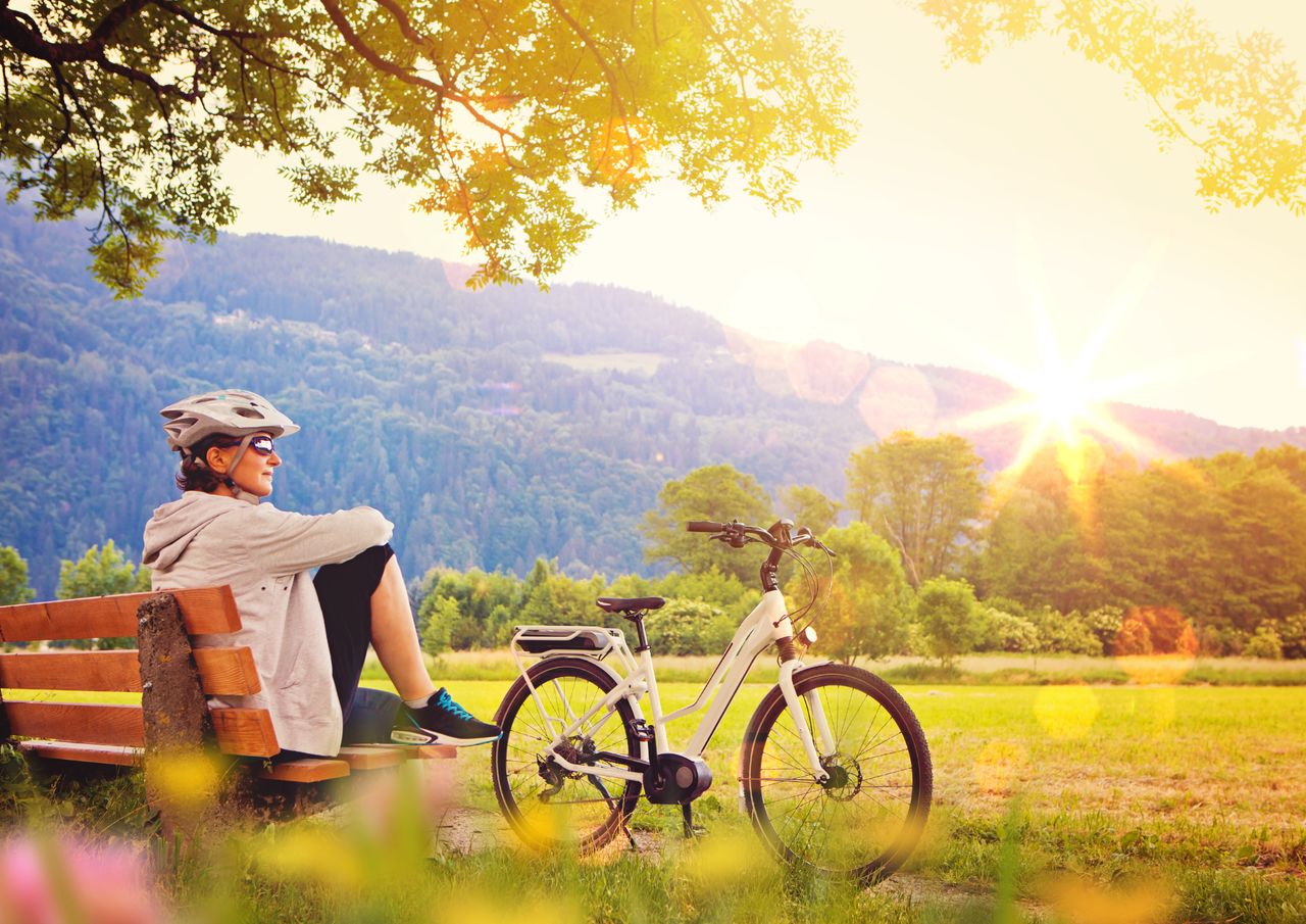 Eine Frau auf Tour mit ihrem E-Bike im Urlaub