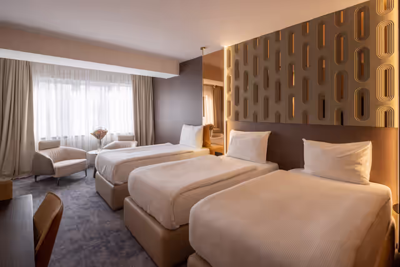 Ein Hotelzimmer mit drei Betten