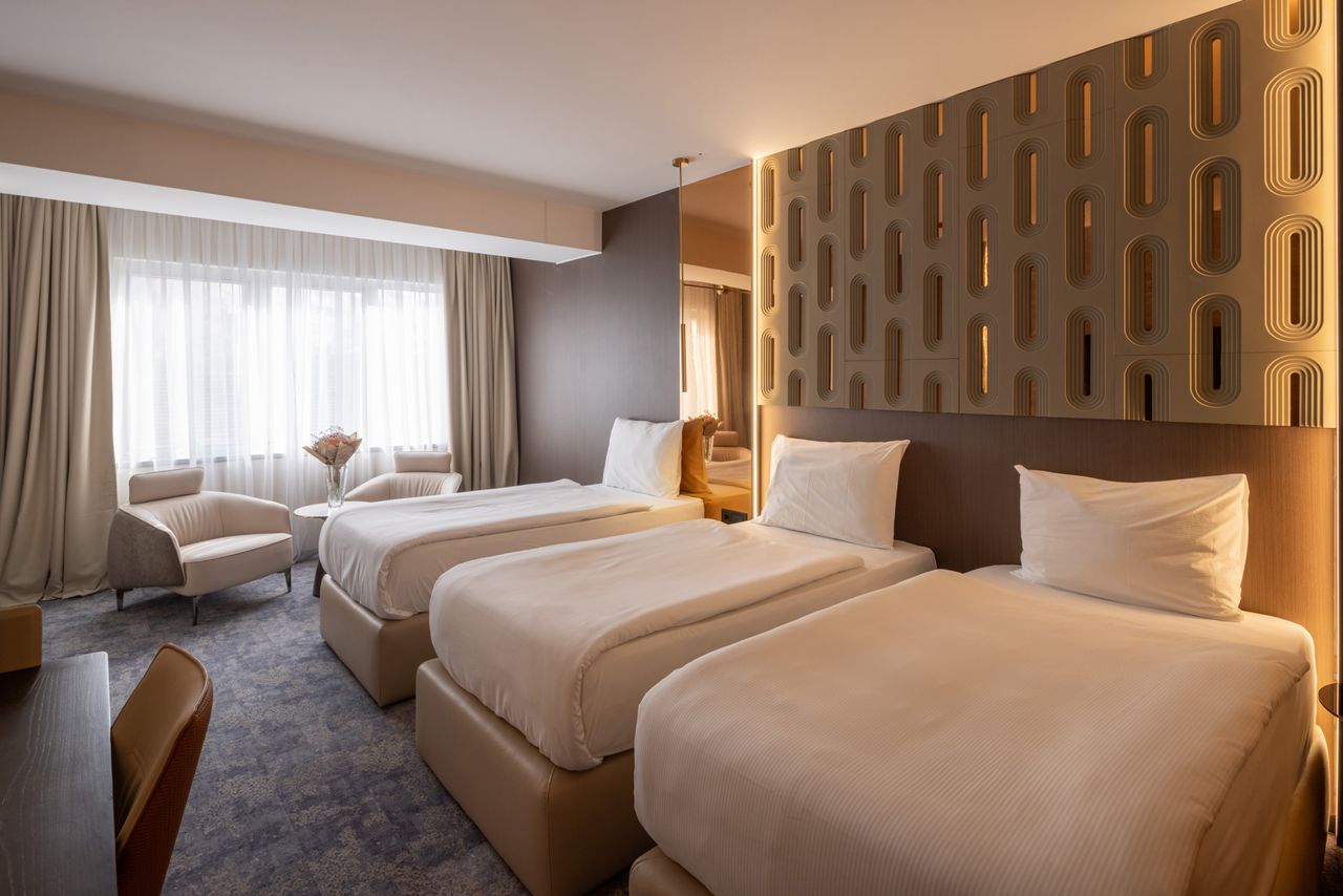 Ein Hotelzimmer mit drei Betten