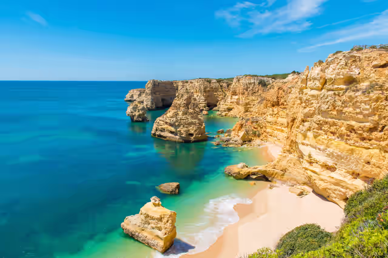 Blick auf Atlantik, Küste und Strand an der Algarve