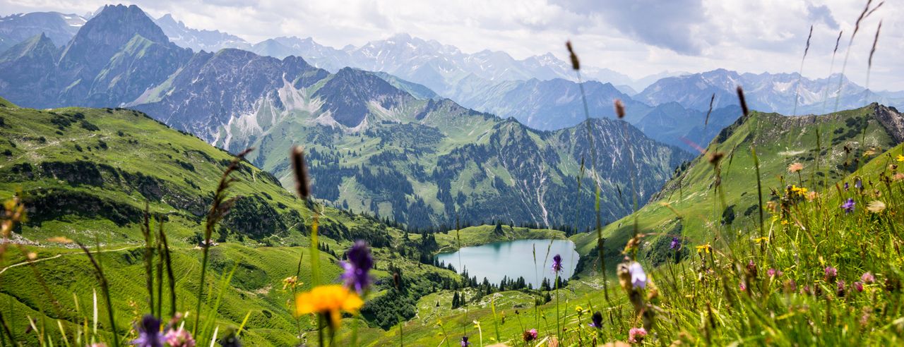 Berglandschaft und See rund um das Bio Hotel in den Alpen
