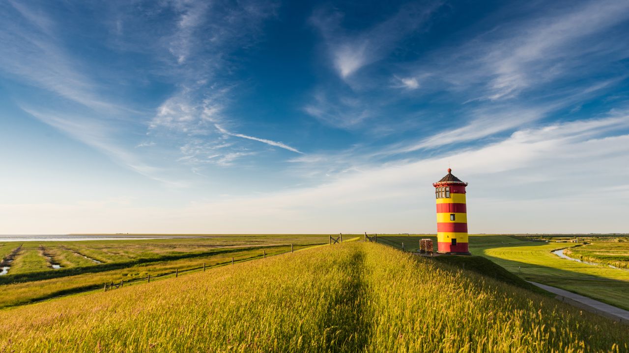 Rot-gelber Leuchtturm in Pilsum an der Nordsee