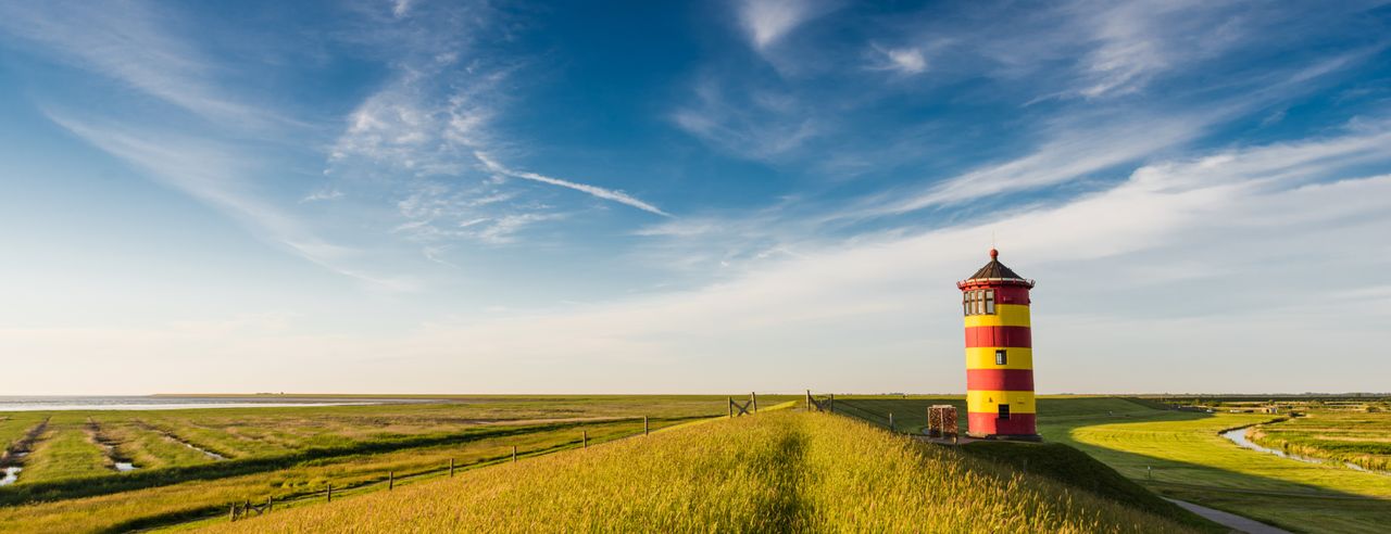 Rot-gelber Leuchtturm in Pilsum an der Nordsee