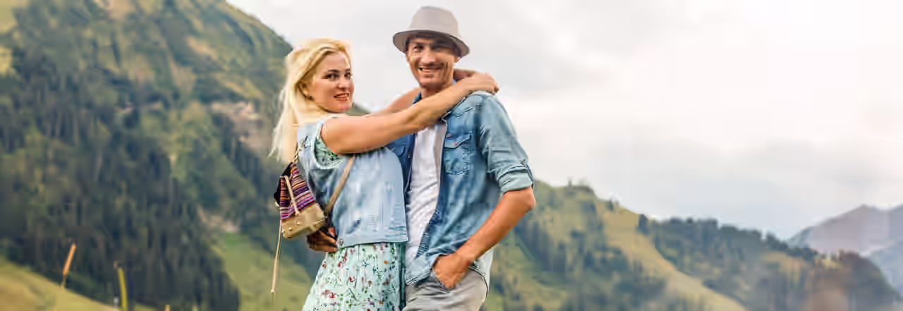 Paar vor Bergpanorama