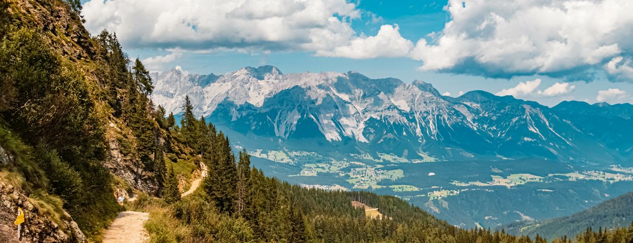 Sentier de randonnée en Autriche dans les montagnes