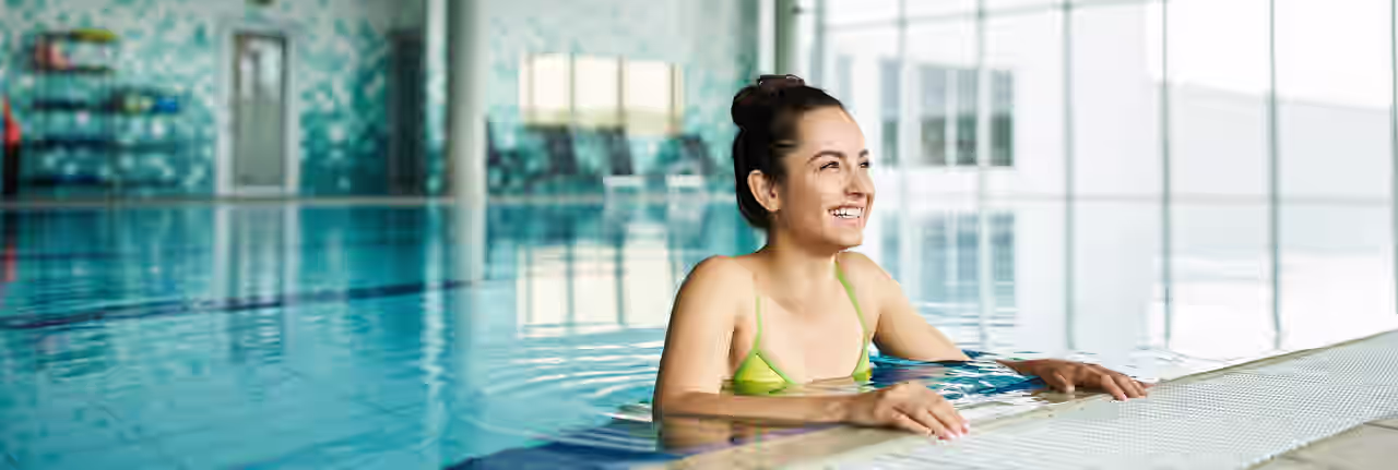 Eine Frau im Innenpool