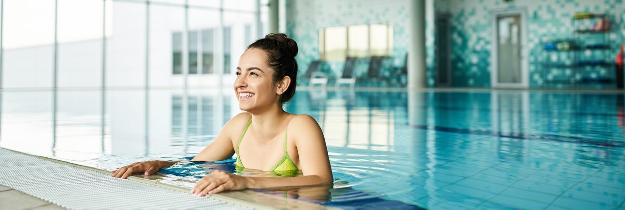 Eine Frau im Innenpool