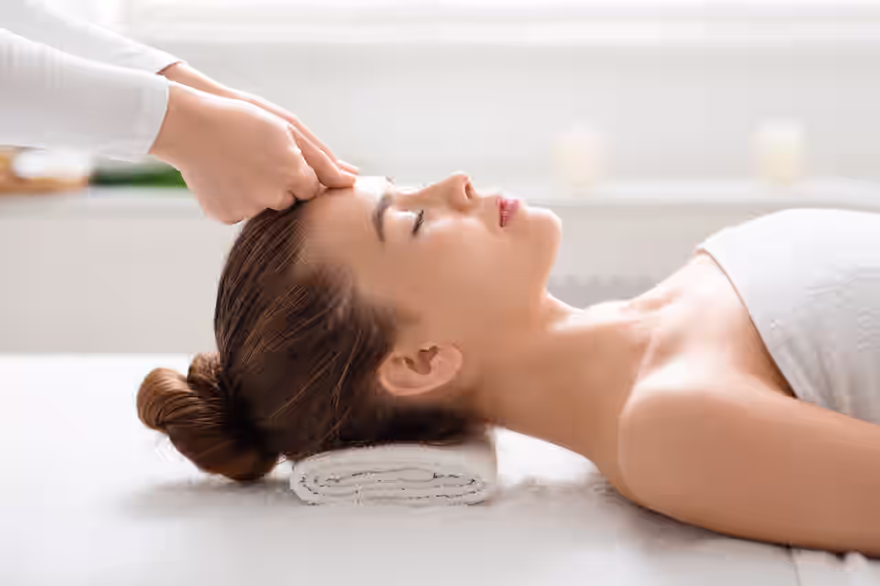 Frauen bekommt eine Anwendung und liegt auf einem Massagetisch