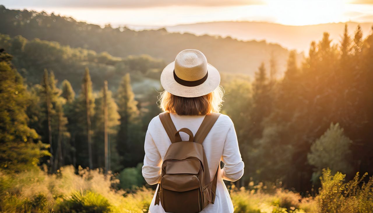 Eine Frau beim Wandern im Schwarzwald genießt die Aussicht