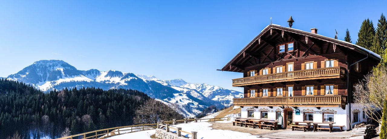Ein Hotel mit Blick auf die Alpen