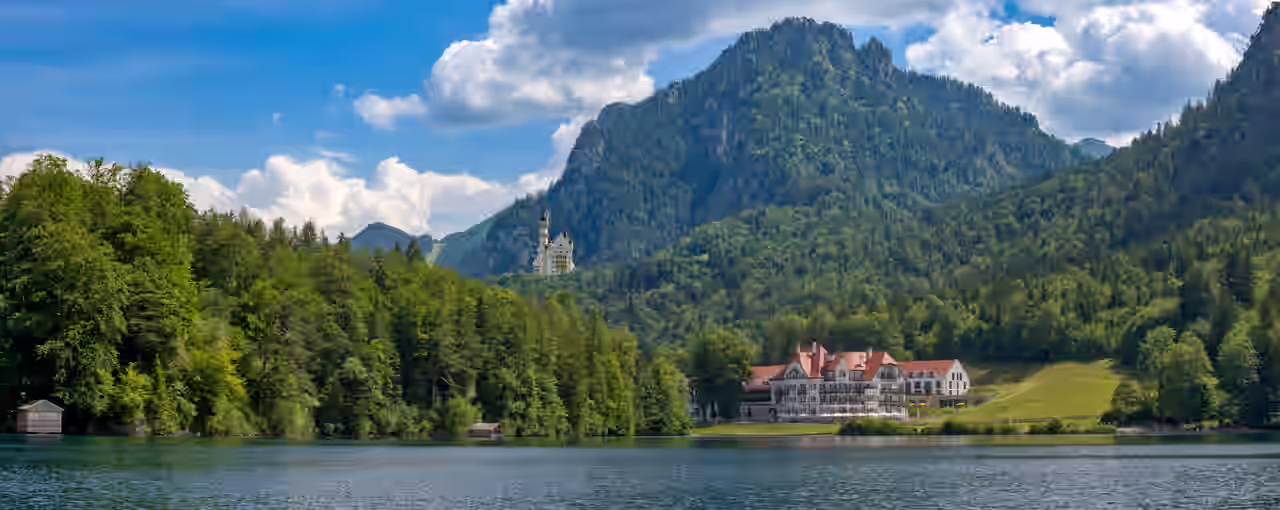 Blick auf einen See, Wälder und Schloss Neuschwanstein