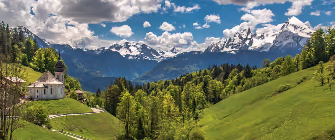 Eine kleine Kapelle vor atemberaubender Bergkulisse