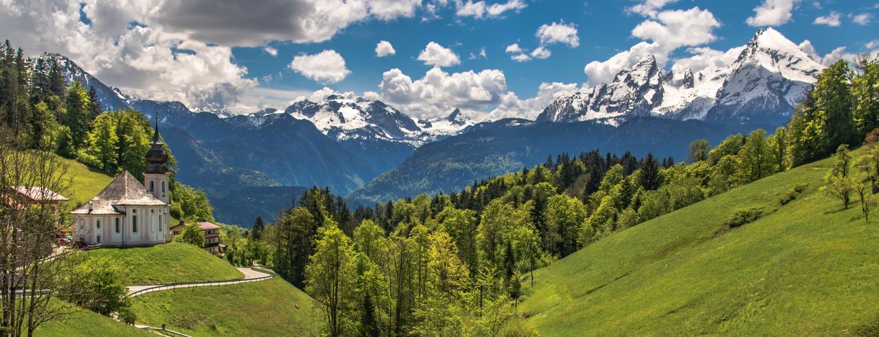 Eine kleine Kapelle vor atemberaubender Bergkulisse