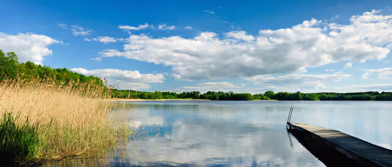 Blick auf einen See an der Mecklenburgischen Seenplatte