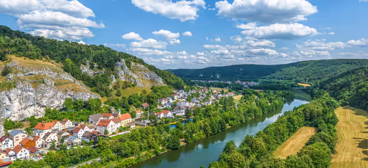 Idyllische Landschaft im Naturpark Altmühltal bei Essing am Main-Donau-Kanal
