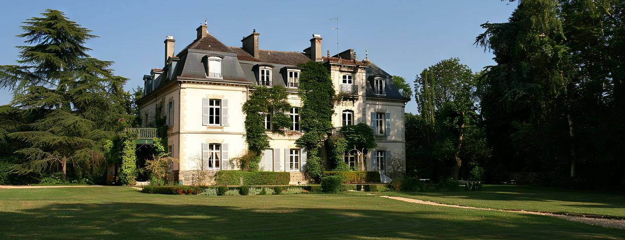 Ein Schlosshotel umringt von einer grünen Parkanlage