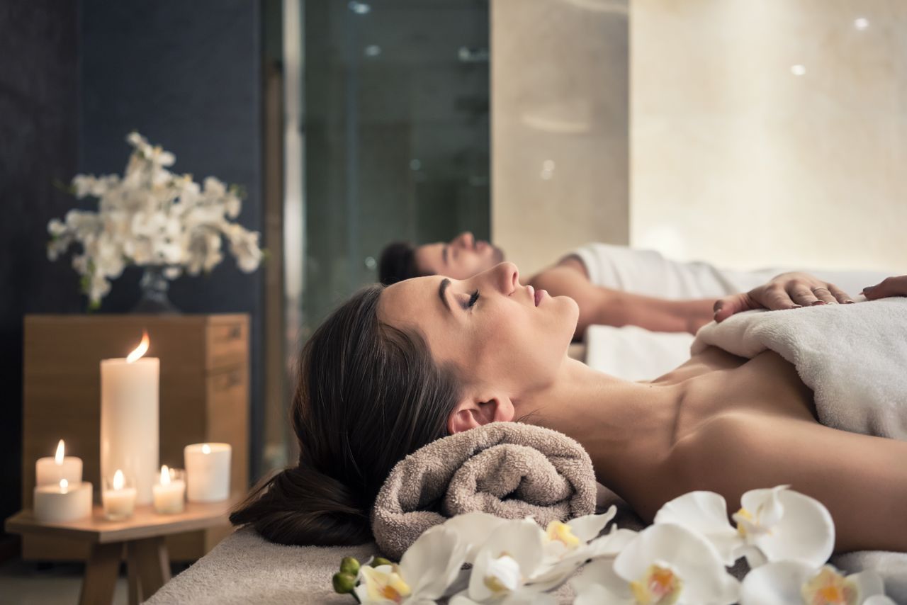 Ein Paar im Wellnessbereich im  Adults Only Hotel