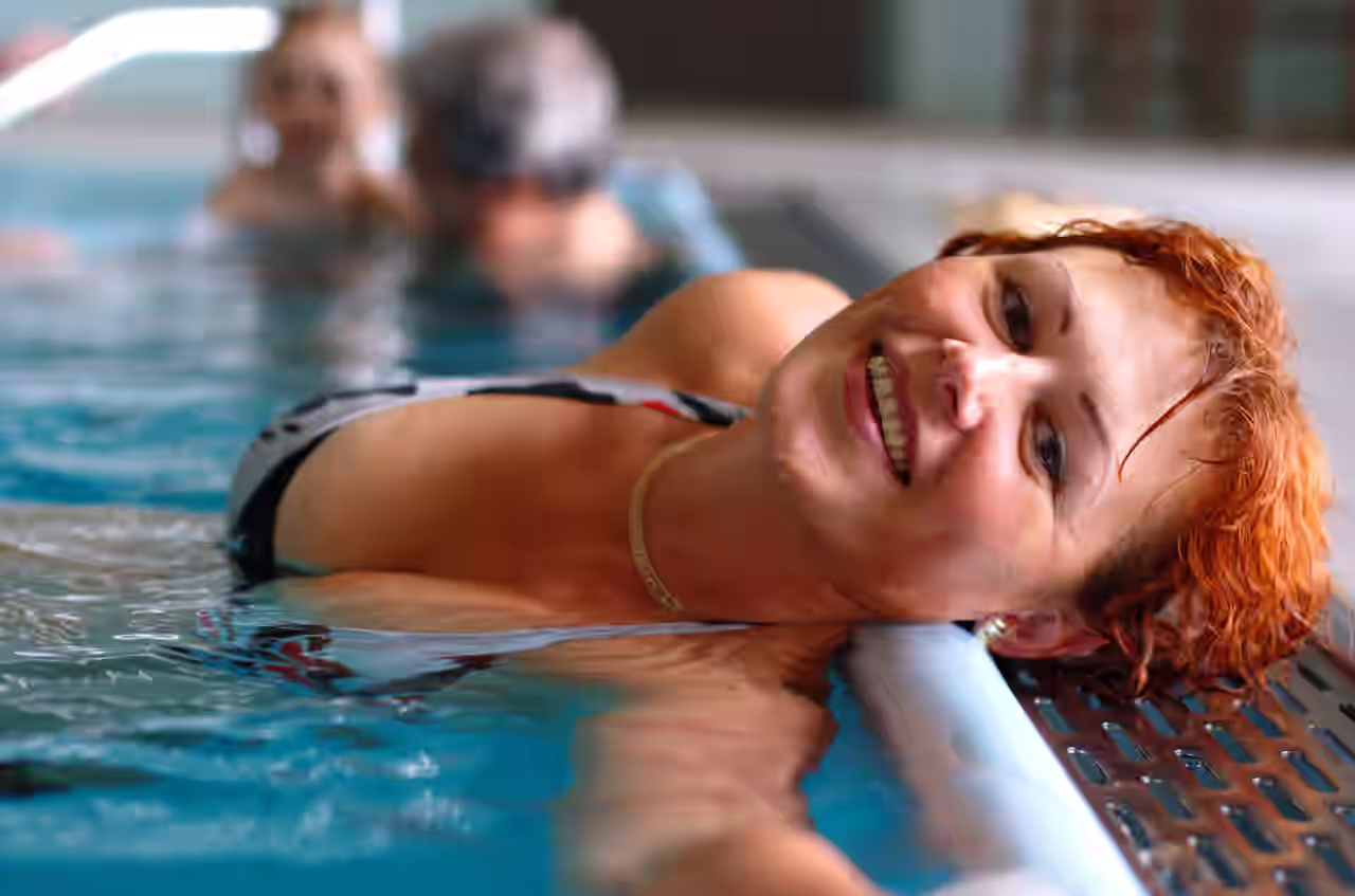 Eine Frau relaxt im Pool