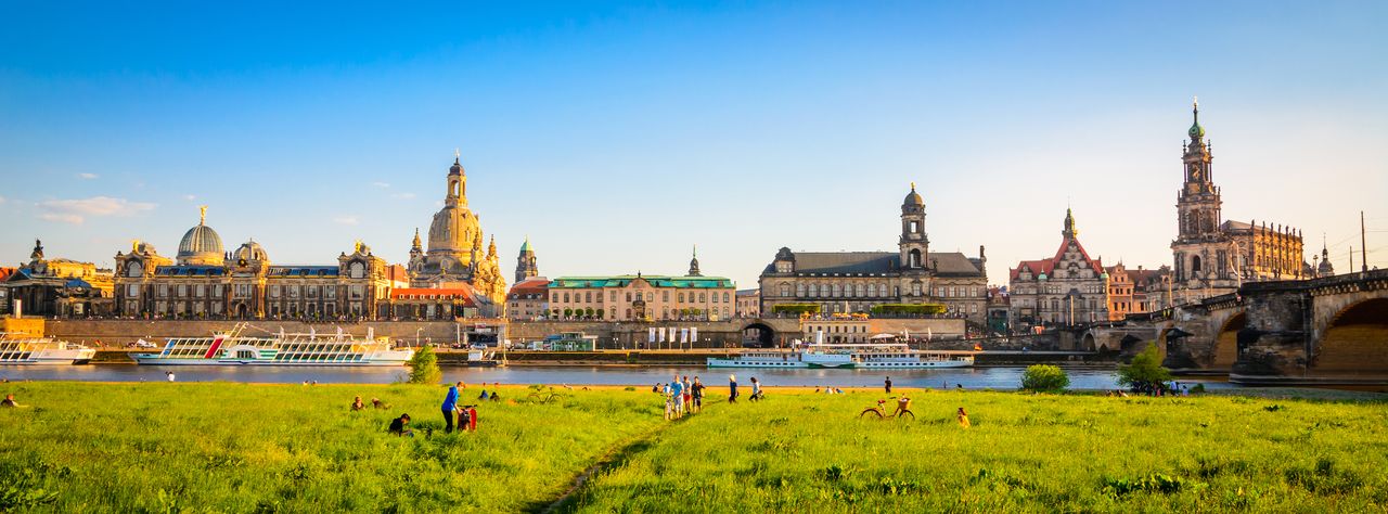 Elbufer mit historischen Gebäuden in Dresden, Sachsen