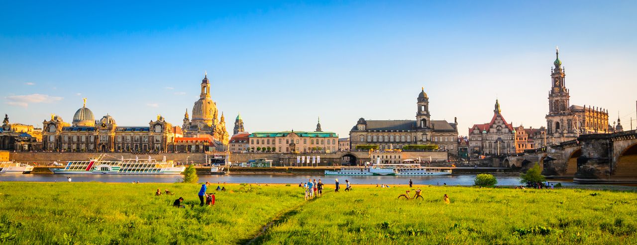 Elbufer mit historischen Gebäuden in Dresden, Sachsen
