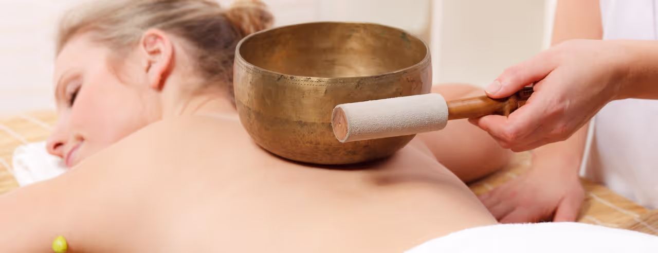 Eine Frau bei der Klangschalenmassage