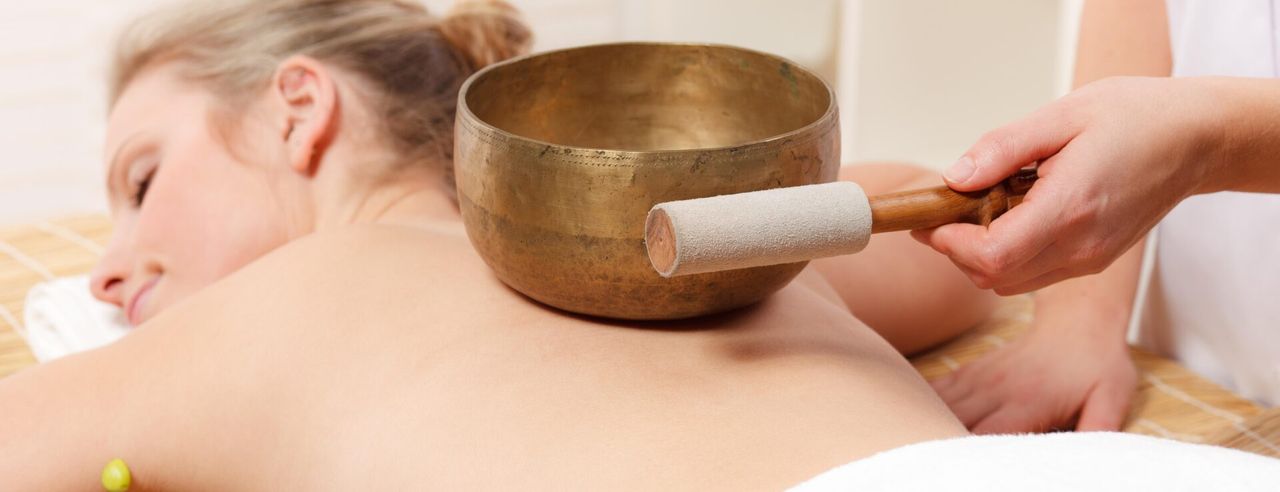 Eine Frau bei der Klangschalenmassage