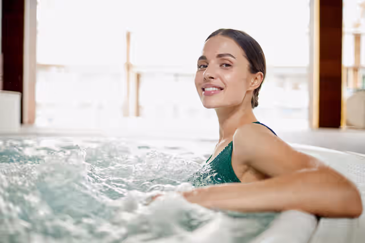 Eine Frau entspannt in einem Whirlpool