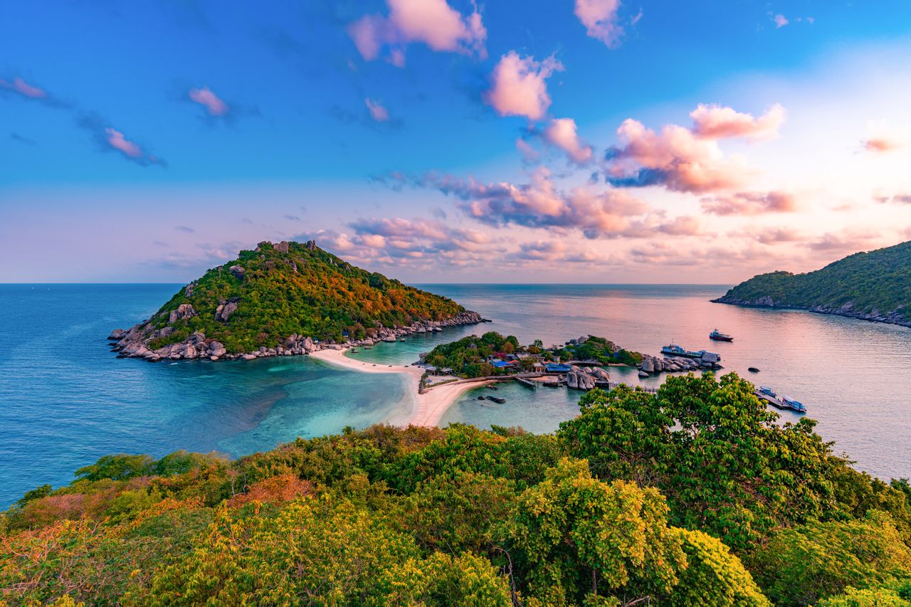 Die Trauminsel Koh Samui bei Sonnenuntergang aus der Vogelperspektive