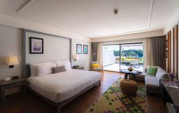 The Nai Harn con área de dormitorio y vista Grand vista mar