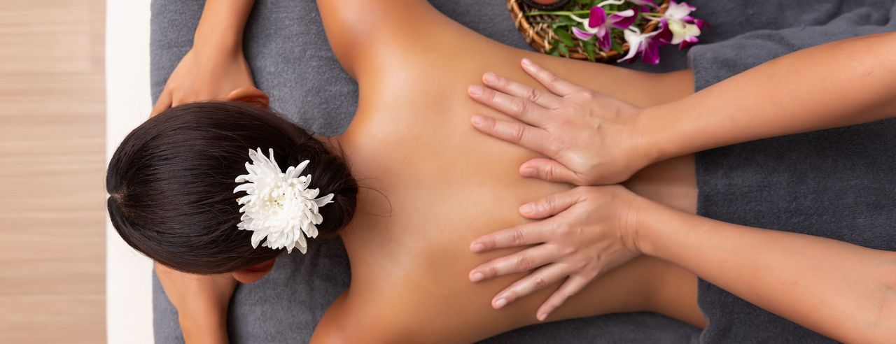 Frau bekommt eine Massage bei einem Verwöhnwochenende
