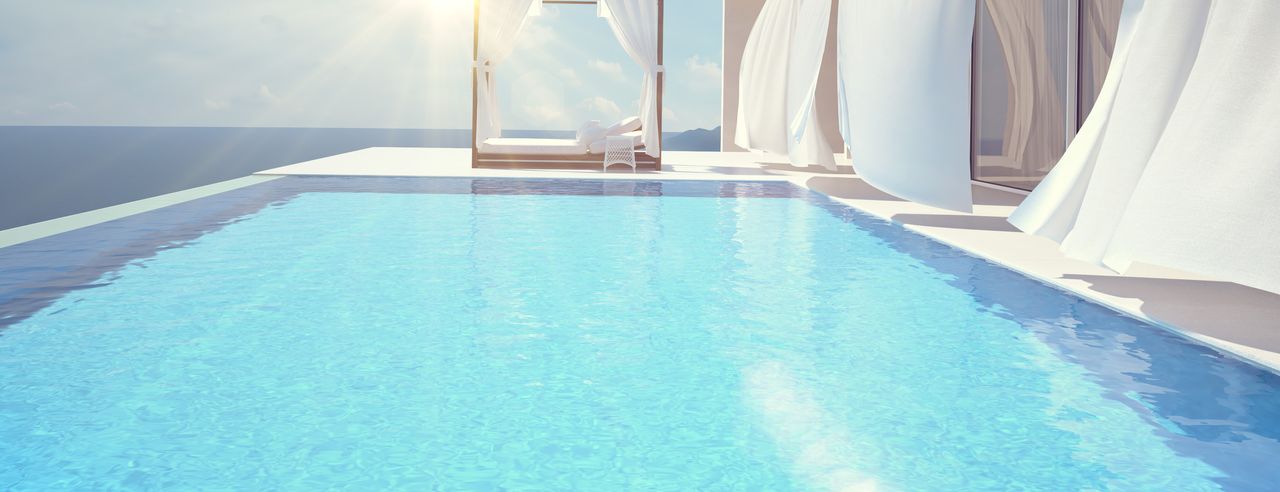 piscine avec vue sur la mer dans un hôtel spa