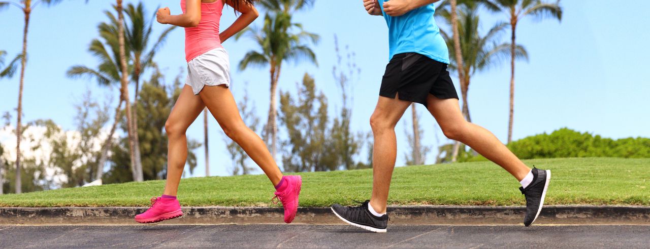 Pärchen läuft in einem Park