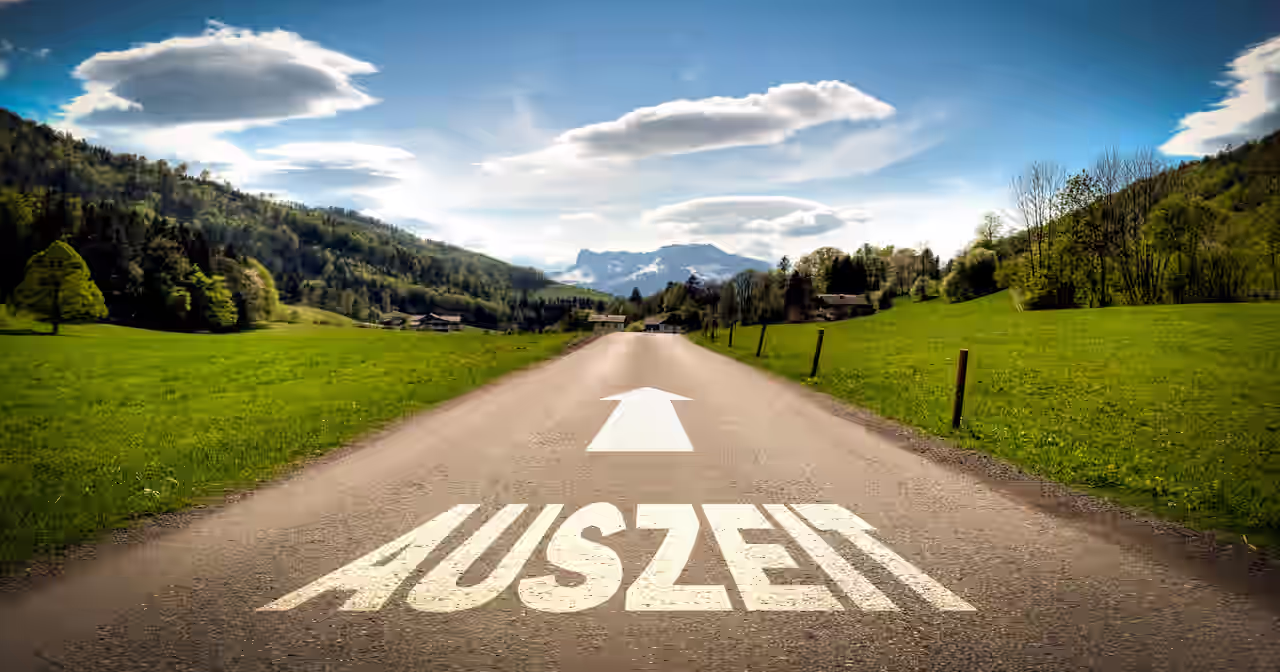 Eine Straße mit der Aufschrift "Auszeit"
