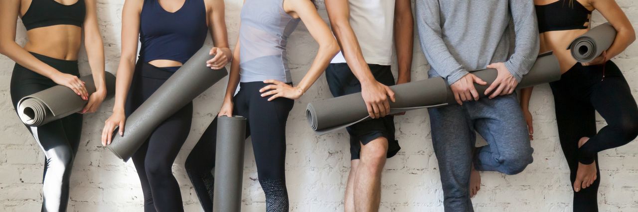 Eine Gruppe übt Yoga im Urlaub über das Wochenende in Norddeutschland
