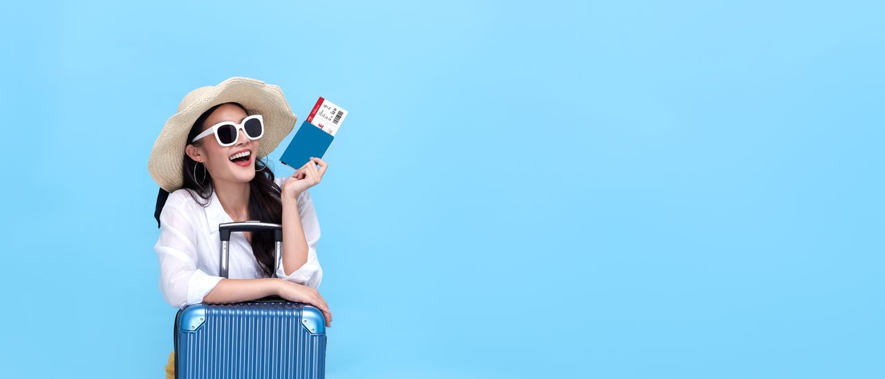 Eine Frau freut sich auf ihren Wochenendtrip innerhalb Europas