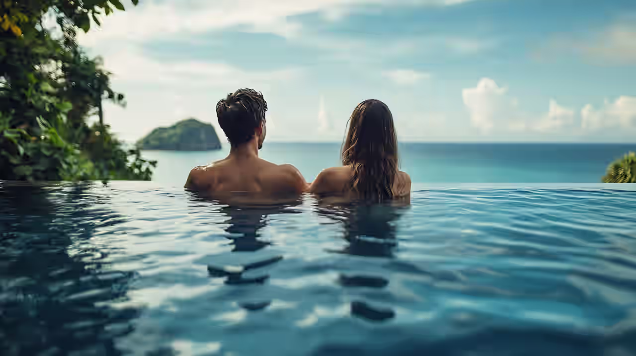 Mann und Frau im Infinitypool