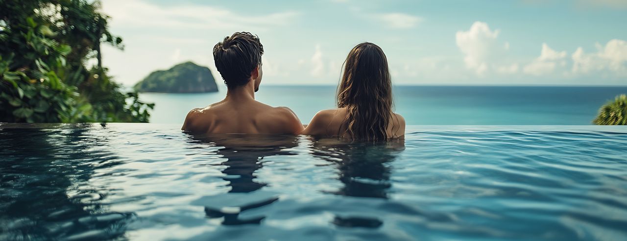 Mann und Frau im Infinitypool