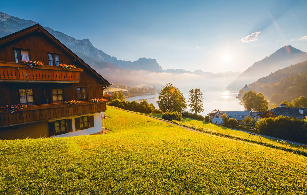 Ein Naturhotel inmitten der Berge Österreichs, am See gelegen mit den Bergen im Hintergrund