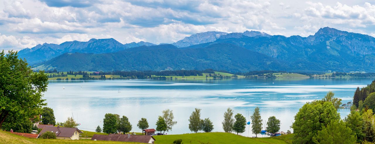 Blick auf einen See mit Bergen im Hintergrund in Oberbayern