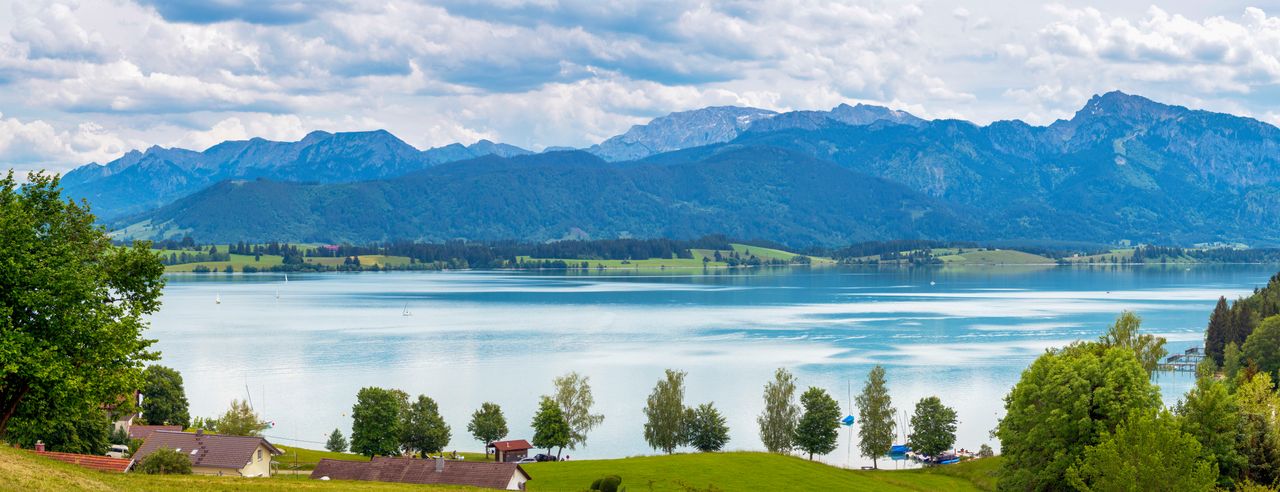 Blick auf einen See mit Bergen im Hintergrund in Oberbayern