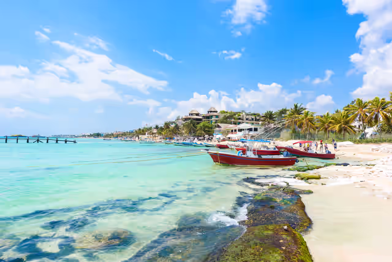 Promenade mit Strand und Booten in Playa del Carmen