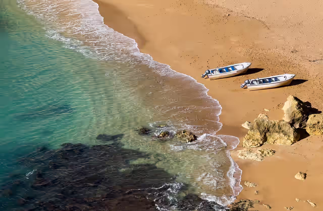 Luftaufnahme von Stand mit Meer und kleinen Booten