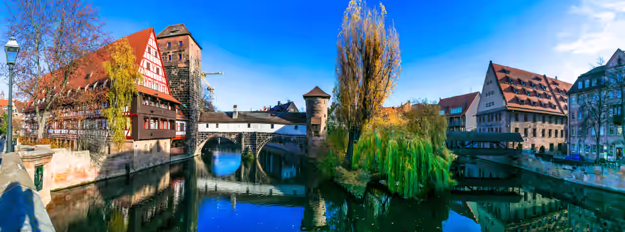 Blick auf die Maxbrücke und Fachwerkhäuser in Nürnberg