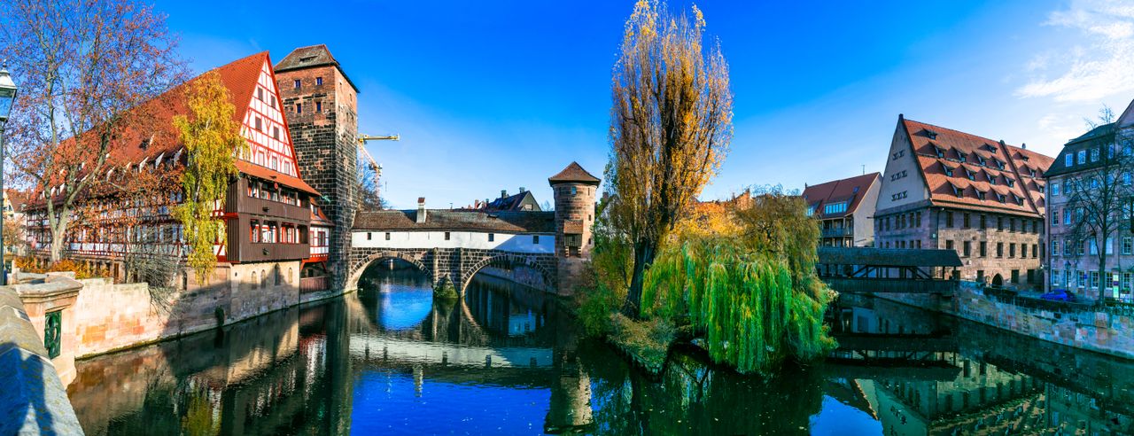 Blick auf die Maxbrücke und Fachwerkhäuser in Nürnberg