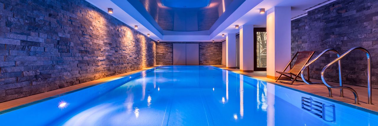 Der Innenpool eines Hotels