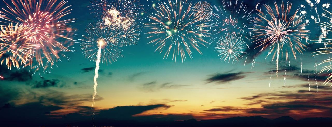 Feuerwerk strahlt über dem Himmel