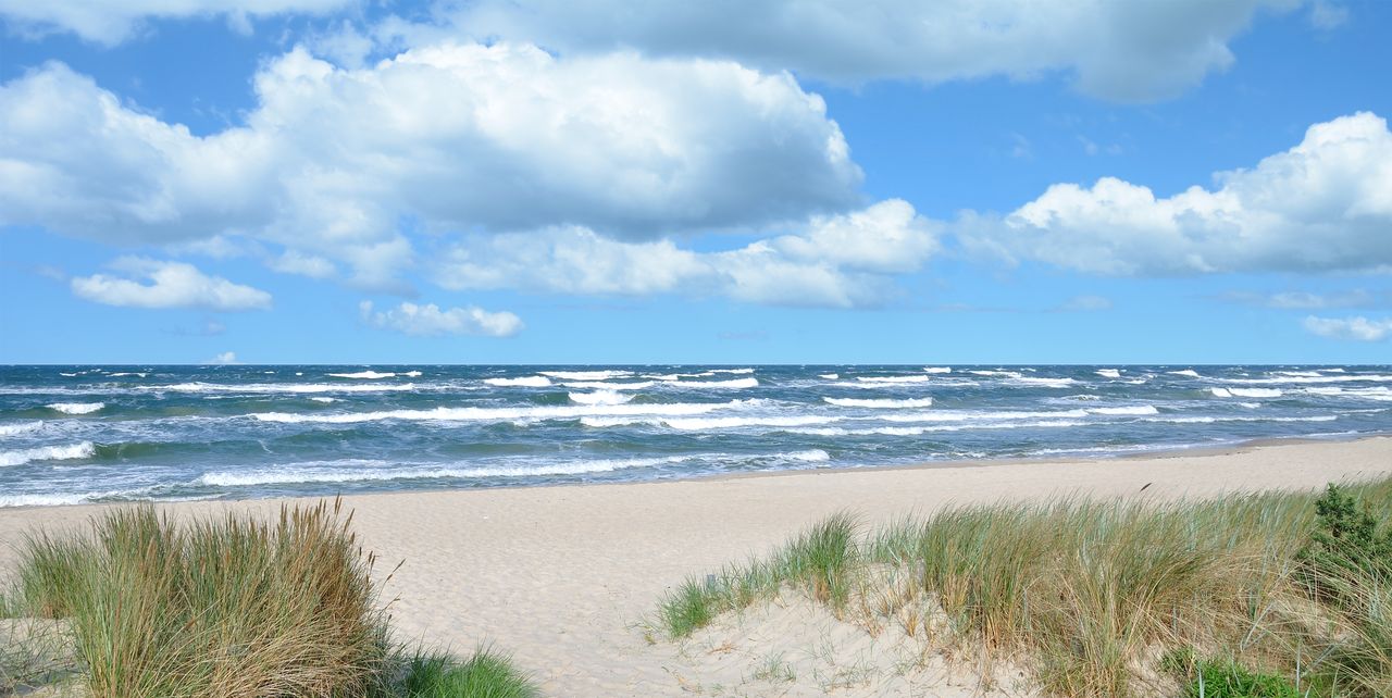Wellengang mit weißen Schaumkronen am Strand der Ostsee im Seebad Baabe