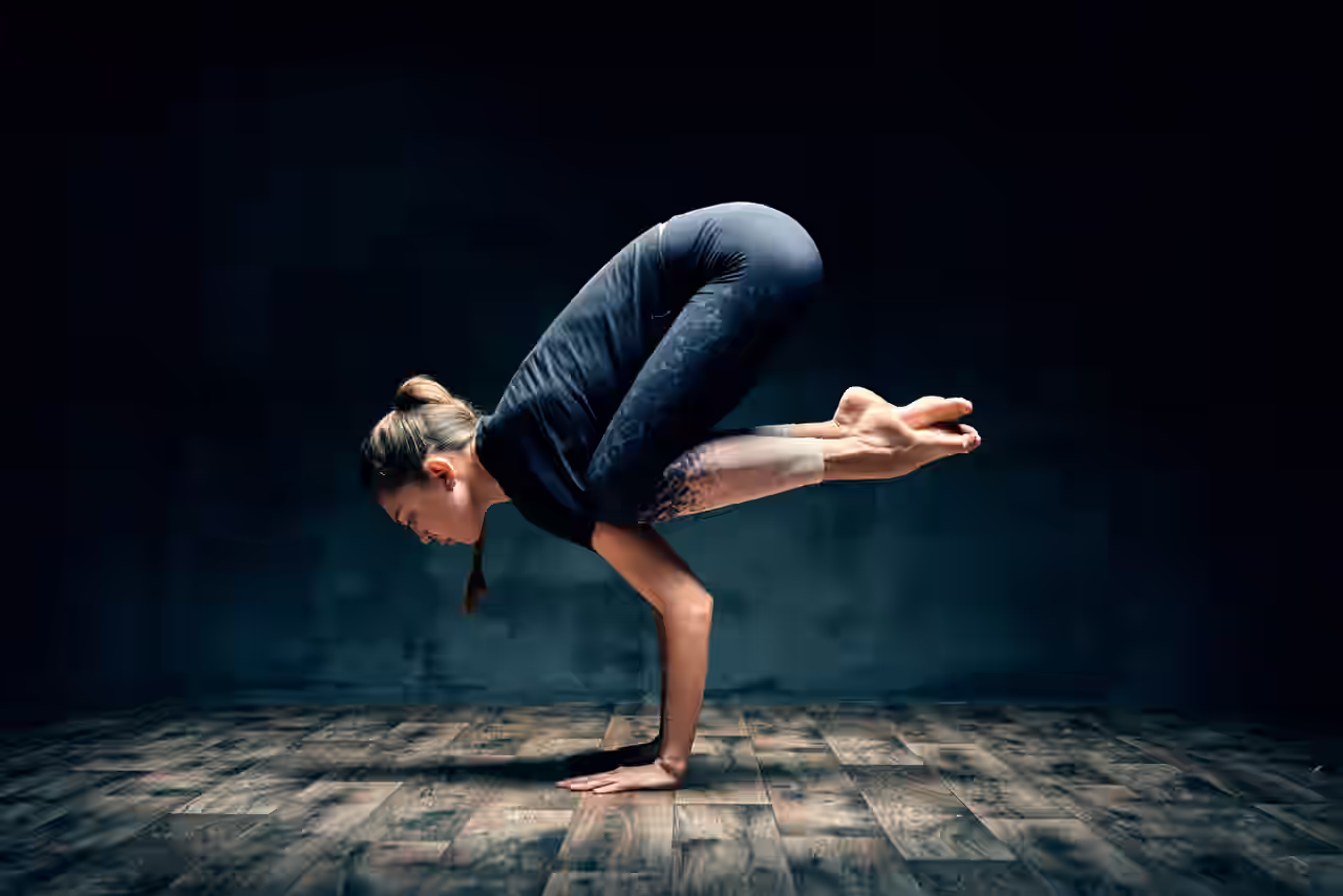 Yoga Profi übt komplexe Asanas