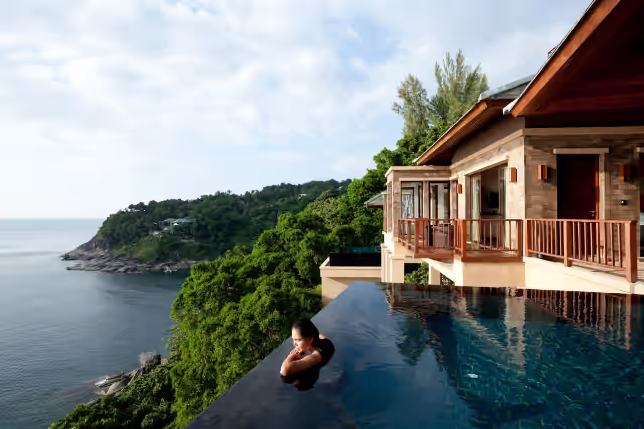 La terraza con piscina infinity de una hotel solo para adultos con vistas impresionantes al mar